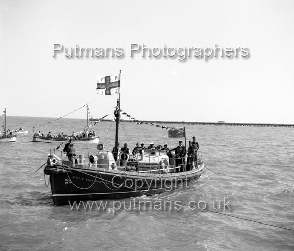 Ref 2237 Edian Courtauld and The Lady Kent 1958