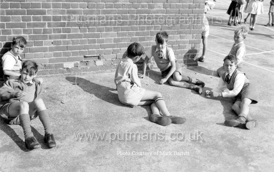 Ref G5 Younger children watching shadows